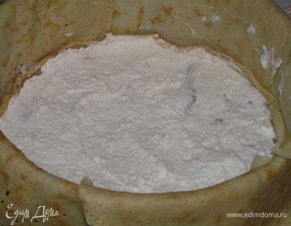 На дно блинной основы выложить 2 ст.л. грейпфрутового крема, разровнять.