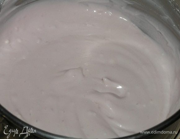 Приготовить вишневый крем. Желатин замочить в вишневом соке (сюда же добавить сок стекший от вишен), творожный сыр смешать с сахарной пудрой, добавить взбитые до устойчивых пик сливки, перемешать,