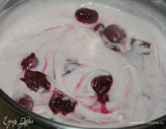 влить лимонный сок, добавить вишни. 