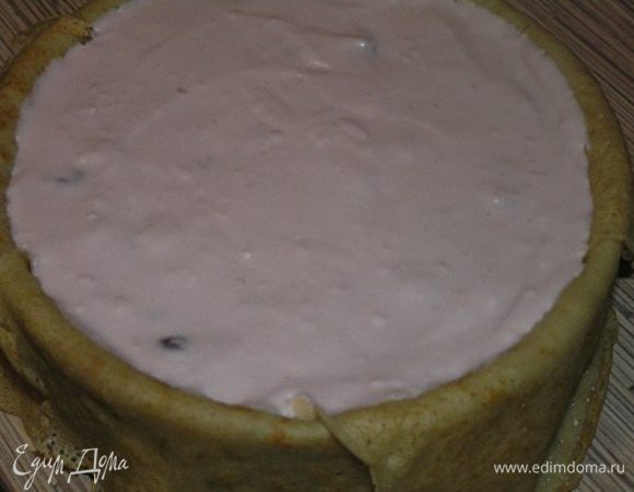 Желатин распустить на водяной бане и добавить в вишневый крем, перемешать. Выложить вишневый крем в форму.