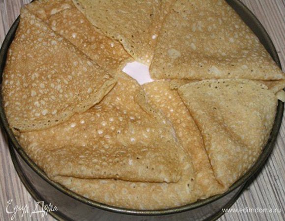 Свисающими краями блинчиков закрыть верх торта (у меня в этот раз торт закрылся не полностью, но это не беда!) Убрать в холодильник да застывания желатина на 2-3 часа (у меня получилось на всю ночь)