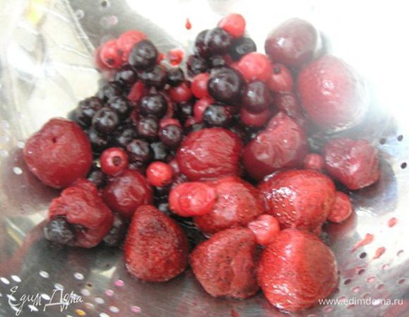 Украшение. Ягоды разморозить. Листы желатина замочить на 10 минут в холодной воде. 