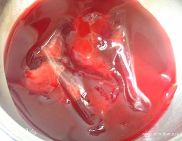 Сок нагреть, добавить отжатый желатин, перемешать до полного растворения,  
