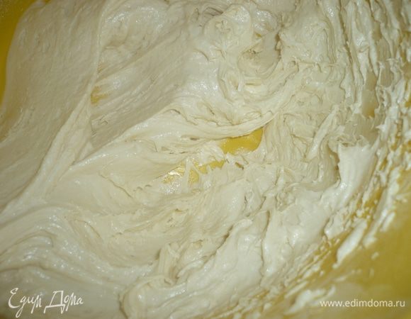 когда тесто станет однородным необходимо увеличить скорость и взбивать 1 минуту