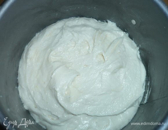 переложить тесто с разъемную форму, смазанную маслом (у меня такая форма,что с пергаментом не застегивается), а вообще по рецепту рекомендуют подкладывать пергамент