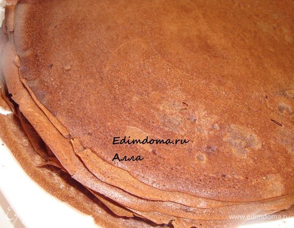 Испечь шоколадные блинчики. Рецептов на сайте много, я воспользовалась рецептом Наты: http://www.edimdoma.ru/recipes/18873.