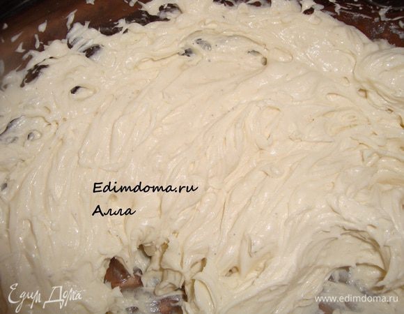Взбиваем миксером маскарпоне с сахаром (сахарной пудрой). Количество сахара регулируйте по вкусу.