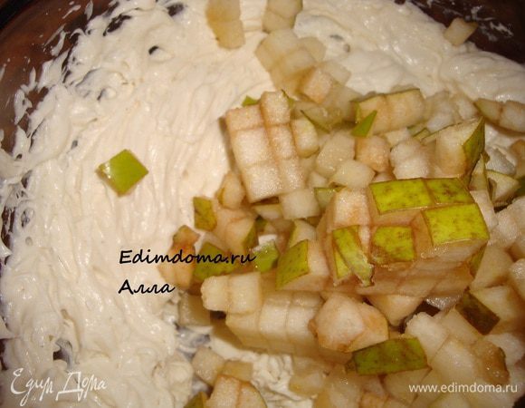 Грушу нарезать мелким кубиком. Добавить к маскарпоне и сахару.