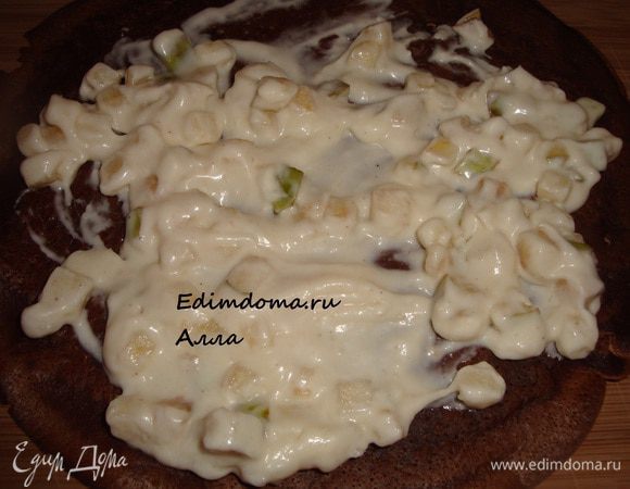 Выкладываем блинчик на рабочую поверхность, на блинчик — маскарпоне с сахаром и грушей.