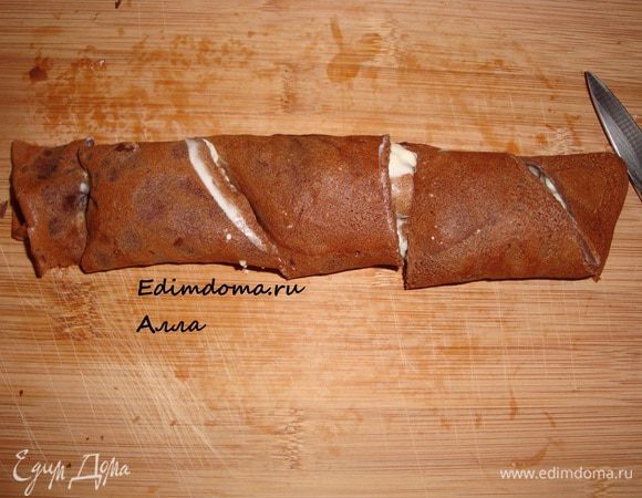 Сворачиваем в рулетик и разрезаем его на части.