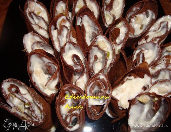 Выкладываем роллы на тарелку.