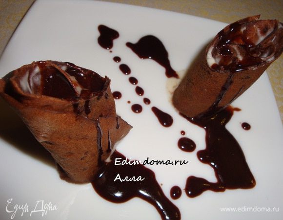 Убираем в холодильник на 30–60 минут. Украшаем по желанию. Я украсила шоколадной глазурью и миндальными лепестками.