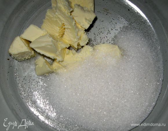 Размягченное сливочное масло взбить с сахаром.