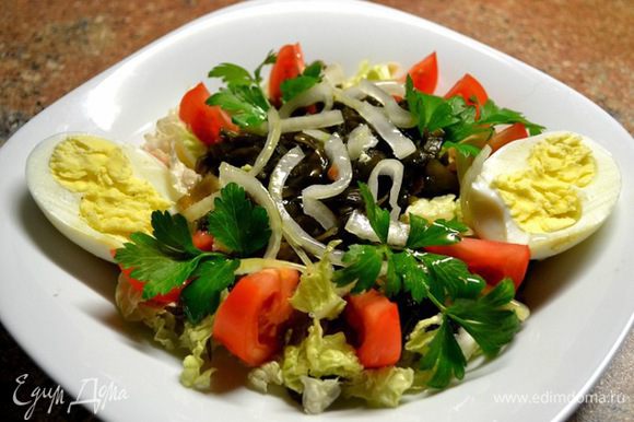 Салат. Пеки́нская капу́ста ,морская капуста,помидор,яйцо,лук,зелень,подсолнечное масло.