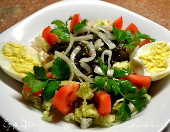 Салат.
Пеки́нская капу́ста ,морская капуста,помидор,яйцо,лук,зелень,подсолнечное масло.