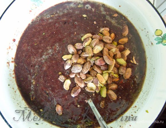 Измельчить в мясорубке (или блендере) печень с луком, чесноком, яблоком. Добавить к полученной смеси специи, фисташки. 