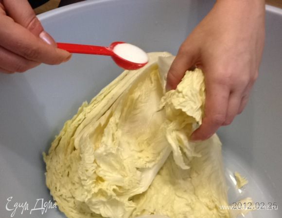 Под струей воды аккуратно раздвигаем листочки, пусть капуста вся намокнет. Затем в большом тазике солим каждый листочек, просто посыпаем солью, отгибая один за другим. Соли побольше требуют толстые стебли у основания, нежели листья. Не бойтесь, не втирайте соль руками, просто посыпайте, как я. Сложите полукочанчики в тазик и оставьте на 2 часа. Через 2 часа переверните их на другой бок. Так они просолятся равномерно. Еще 2 часа.