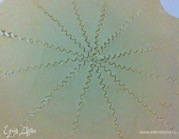 Раскатывать  тесто весьма тонко, но не до прозрачности, а то будет рваться. Разделить на сегменты (у меня получилось на 12). Можно обычным ножом, я решила использовать фигурный для теста.