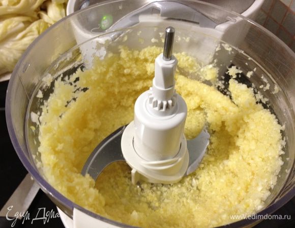 Измельчаем в процессоре имбирь, лук и чеснок.