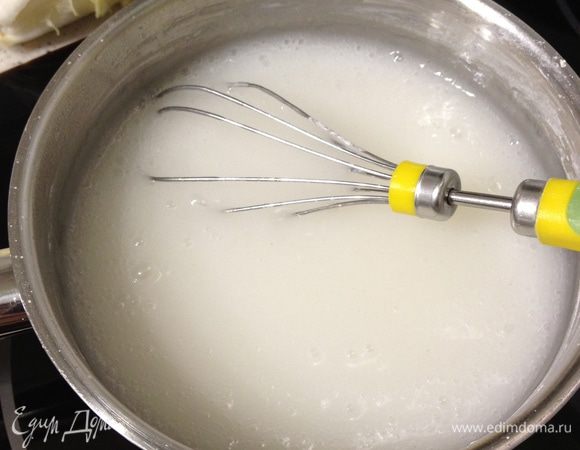 Варим «кисель» из рисовой муки. Я беру примерно 2–3 стакана воды и растворяю с помощью венчика примерно 3 столовые ложки муки. Получившуюся белую смесь ставим на огонь и помешиваем, пока не начнет закипать. Как только появятся крупные пузырьки, нужно выключить плиту и добавить в «кисель» 3–4 столовые ложки сахара. Размешать. Оставить остывать. Получившийся кисель должен быть достаточно густым.