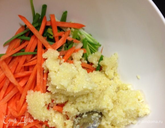 Ну все. Заправка. В большой миске смешиваем морковку, зеленый лук, нашу смесь из процессора (имбирь...), остывший рисовый «кисель».