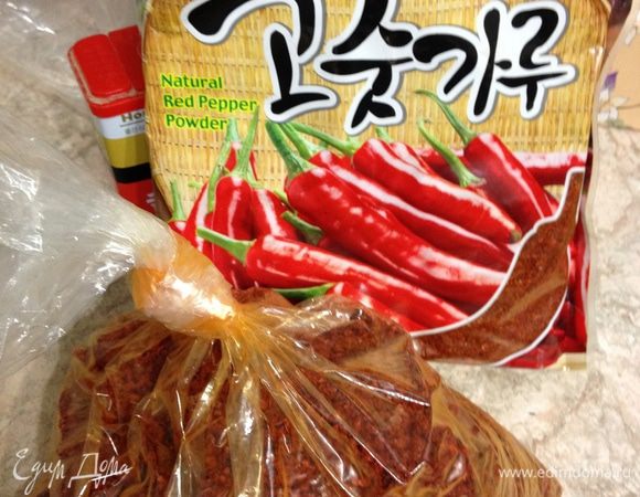 Красный перец в моем рецепте — это не паприка. Попробуйте найти в супермаркете в азиатском отделе, если нет, то у кореянок на рынке, но в сухом виде, а не в виде пасты. У нас в Хабаровске можно и у китайцев купить. Я покупаю в Корее, вот фото. Он очень ароматный, хоть и красный, но не настолько и острый. Добавляем в нашу заправку примерно полчашки. Но вам, возможно, нужно и меньше.