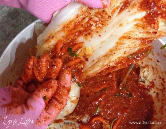 Должна получиться вот такая красивая заправка для нашего кимчи. Только с такой заправкой вы получите потрясающий вкус и аромат. Обязательно рекомендую надеть перчатки, наши красивые ручки нам еще пригодятся :) Каждый листочек капусты промазываем заправкой. Пусть между листьев останутся кусочки морковки и зеленого лука, когда будете нарезать кимчи в салатницу, получится очень красиво. Промазали? Теперь придайте форму кочанчику, пригладьте все листочки. Слоями уложите капусту в пластиковый контейнер. Оставьте на сутки при комнатной температуре, если любите кислый вкус. Хранить в холодильнике. Удачи!