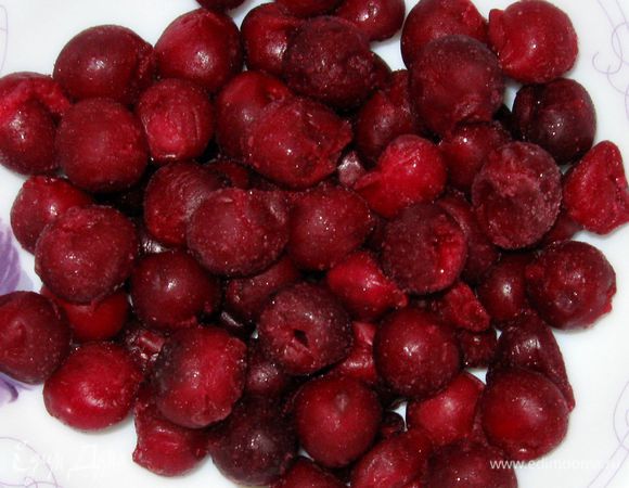 Разморозить вишню.