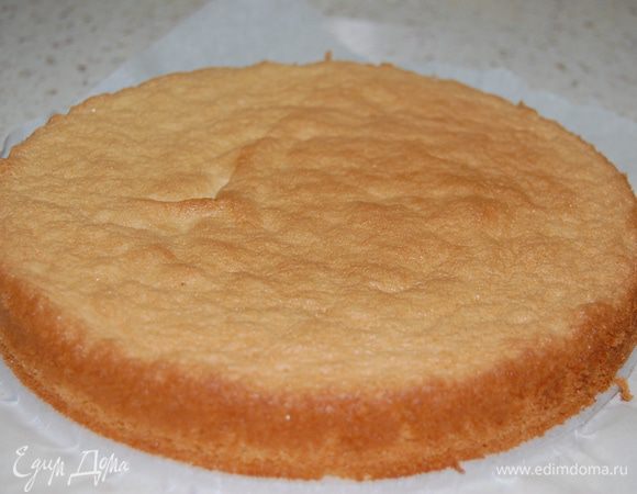 Испечь ЗАМЕЧАТЕЛЬНЫЙ бисквит от Евы http://www.edimdoma.ru/recipes/31180 Разрезать на два коржа.