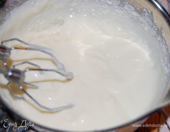Приготовить заварной крем: муку, яйцо, сахар и пару ложек молока взбить, влить тонкой струйкой в кипящее молоко, помешивая, варить на медленном огне несколько минут. Дать остыть. Взбить со сливочным маслом.