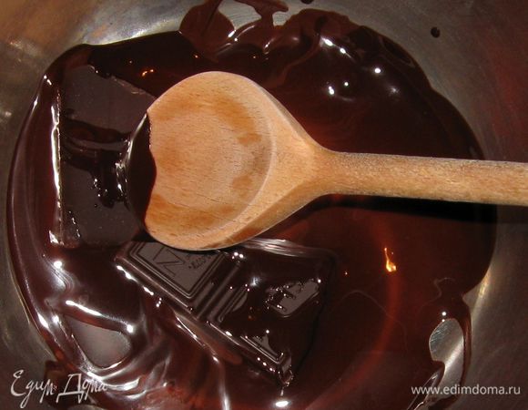 Растопить шоколад на водяной бане.
