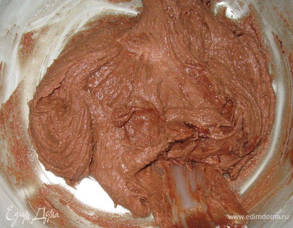Добавить шоколад и муку.