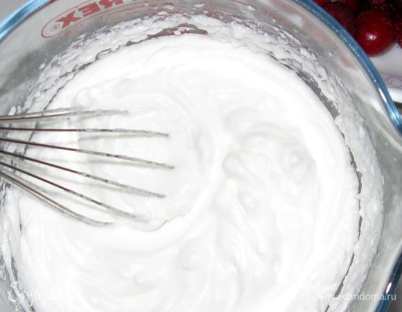 Белки с щепоткой соли взбить в крепкую пену.