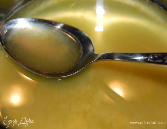 Сварить сироп для пропитки. Сок апельсина налить в кастрюльку, добавить сахар, кипятить несколько минут. Снять с огня, влить ром, дать остыть. Пропитать сиропом коржи.