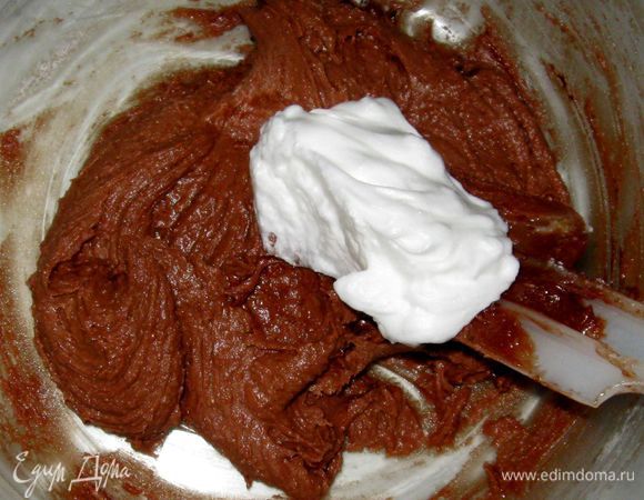 Порциями ввести белки в тесто. 