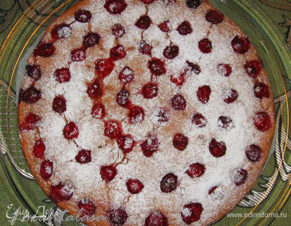 Выпекать 20 минут при температуре 180 градусов. Готовый пирог посыпать сахарной пудрой. Подавать охлажденным.