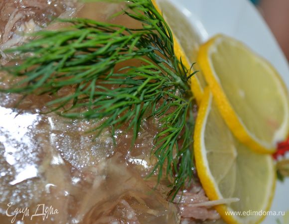 Убавьте огонь. Через 3, 5 часа положите соль, перец, морковь,1 луковицу очищенную и одну в шелухе. Варите еще 3, 5 часа. Чеснок раздавите прессом .Из кастрюли выньте мясо, долейте воды до верха. Положите черный и душистый перец горошком, чеснок, 5 – 6 лавровых листов и закипятите. Разберите мясо. Процедите бульон. Мясо разложите по формам и залете 2 половниками бульона. Дайте постоять, чтобы схватилось, украсьте яйцами и морковью. Залейте форму до верха и выставьте на холод до полного застывания. МИР ВАМ!