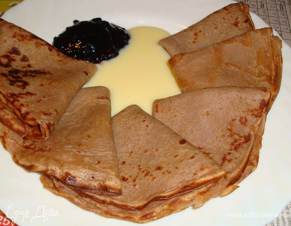 Жарим блины на раскаленной сковороде с маслом, обжариваем с двух сторон до золотистой корочки. Подаем со всякими сладкими вкусностями. Мы использовали сметану, сгущенку и черничное варенье....