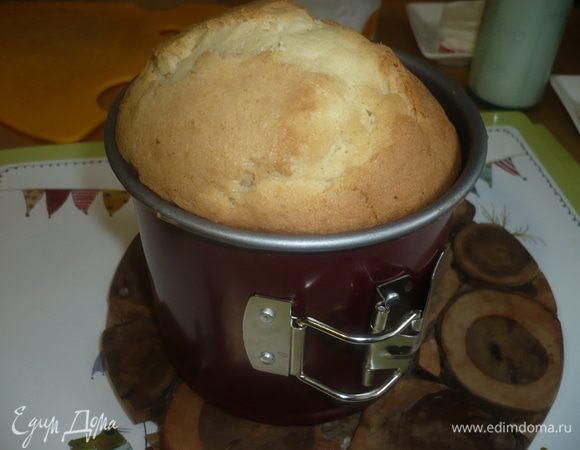 ставим в духовку, разогретую на 150 гр. на 1 ч.-1 ч. 15 мин (для маленькой формы диаметром 12.5-15 см) на среднюю высоту духовки, готовность проверяем зубочисткой - если выходит сухая, значи готово. После того, как бисквит приготовился оставляем его в форме еще на 5 мин, а потом вынимаем и оставляем охлаждаться на решетке. Время приготовления в духовке в форме диаметром 20 см - 1.5 часа. 