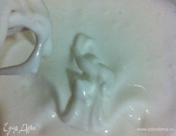 Взбить миксером белки с сахаром "до пик". Ввести ванилин.