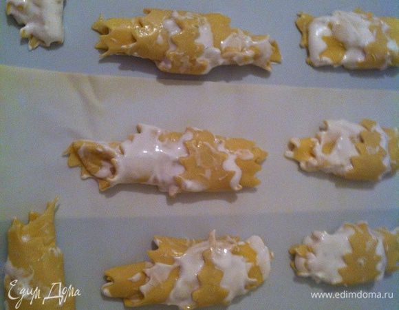 Каждый сегмент свернуть аккуратно в рогалик, начиная с широкой части. Мне хотелось же наполнить рогалик как можно больше безе, посему видите, что получилось (см.фото): рогалик "украшен" безе со всех сторон :))) Если же желаете спрятать безе, то накладывайте его гараздо меньше, очень тонким слоем, отступая от краев. (Тоже самое проделать со второй частью теста из холодильника).

Выкладывать на застеленный пергаментом (либо селиконовыми ковриками) противень. Выпекать в заранее разогретой духовке до 190 градусов, у меня заняло 25 мин.