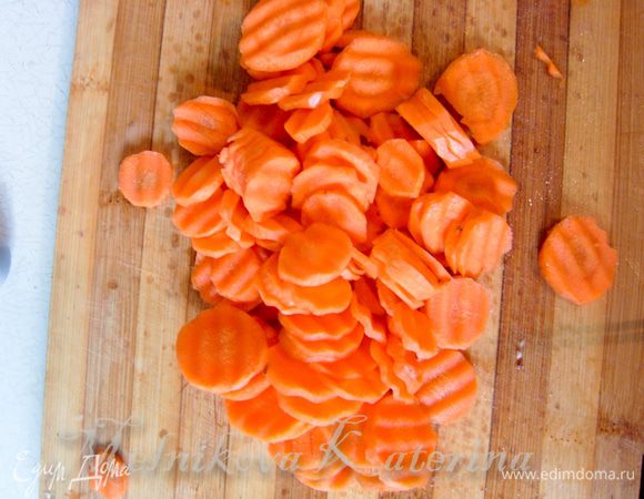 Нарезать морковь
