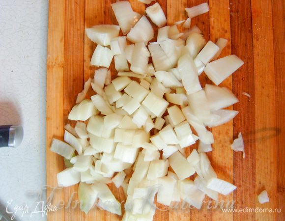 Нарезать кубиками лук