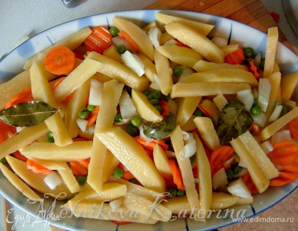 Форму для запекания смазать сливочным маслом, выложить перемешанные овощи слоями, перекладывая их сливочным маслом. Половину сваренного ароматного "бульона" вылить в форму. Отправить выпекаться в духовку на 40-50 минут при 180 градусах. 