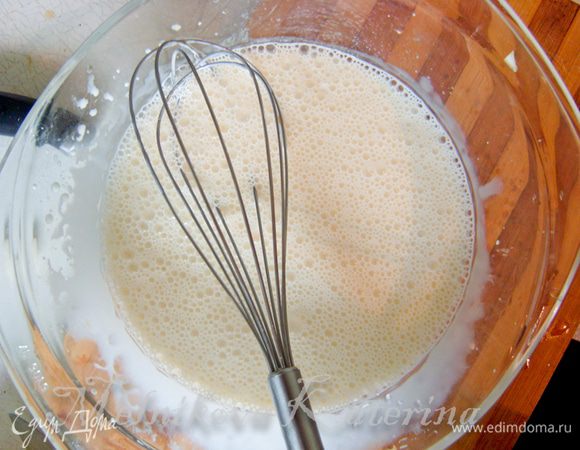 Отделить желток от белка, желток взбить со сливками. 