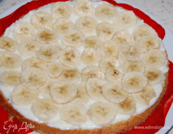Собираем торт. На один корж выложить половину крема, сверху - нарезанный кружочками банан...