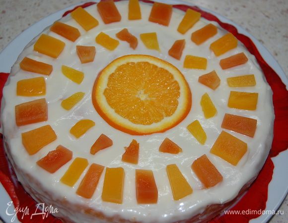 Накрыть вторым коржом, намазать оставшимся кремом. Сверху выложить кусочки фруктов.