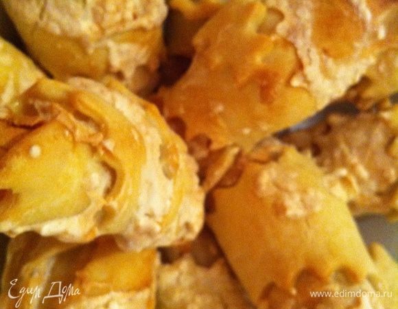 Будьте внимательны, это слоеное тесто поэтому "готово" оно весьма быстро, как только рогалики стали СЛЕГКА золотистого цвета - ГОТОВО!