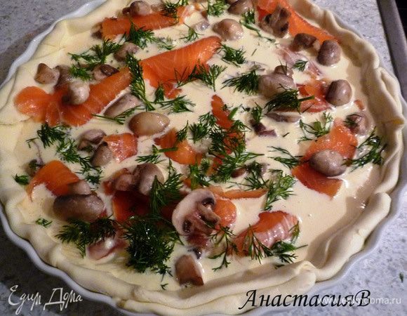 Укроп помыть, порубить. Семгу нарезать кусочками и вместе с укропом и шампиньонами выложить в форму на тесто.
Яйца перемешать со сметаной, горчицей и сливками, посолить, поперчить и также выложить в форму поверх начинки.