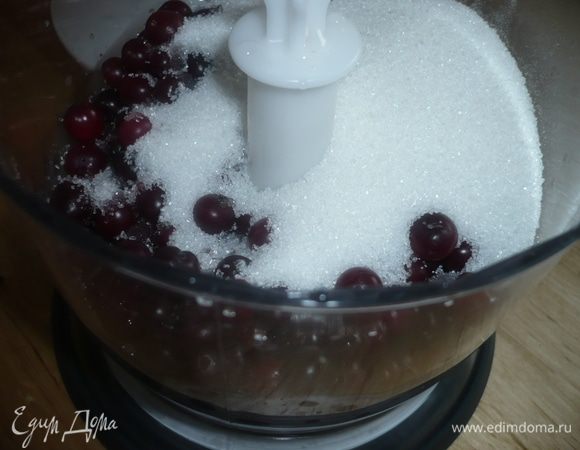 Для крема - клюкву измельчаем в блендере с сахаром. Пюре нужно процедить через сито, но я этого не делала, т.к. мне нравятся косточки и шкурочки клюквы